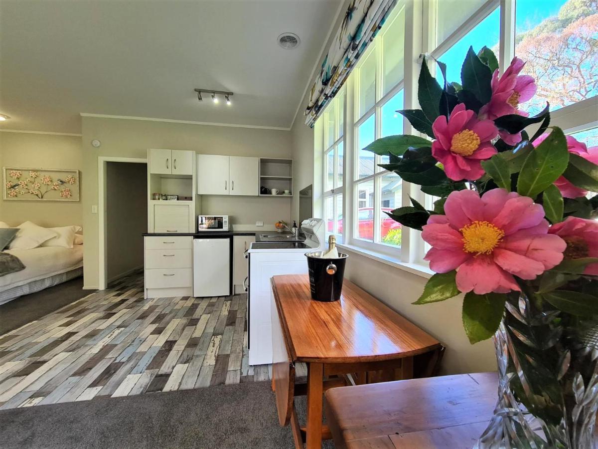 Pyes Pa Studio Apartment ตาอูรังกา ภายนอก รูปภาพ