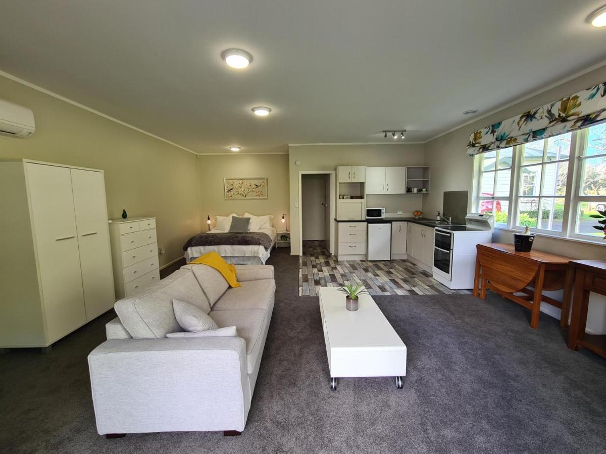 Pyes Pa Studio Apartment ตาอูรังกา ภายนอก รูปภาพ